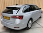Skoda Octavia Combi 1.0 TSI Business Edition Apple CarPlay/Android Auto | Cruise & climate control | Elektrisch bedienbare achterklep | LED verlichting | Sfeerverlichting | Parkeersensoren voor en achter | Trekhaak