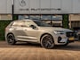 Volvo XC60 2.0 T6 Plug-in hybrid AWD Plus Black Edition | Pano | SOH 99% | Surround View | Trekhaak | BTW