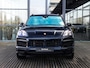 Porsche Cayenne 3.0 E-Hybrid Platinum Edition | SPORTDESIGN | SPORTCHRONO | MOONLIGHTBLUE | ELEKTR. TREKHAAK | SOFTCLOSE | ADAPTIVE CRUISE CONTROL | HEAD-UP | BOSE | 22 INCH | PASM LUCHTVERING | PANORAMA/SCHUIF-KANTELDAK | 18-WEG STOELEN |