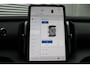Volvo EX30 Cross Country P5 Long Range Plus Europa 69 kWh Elektrisch Verstelbare Voorstoelen | Harman/Kardon Premium Audio | Elektrische Achterklep | Keyless Entry | BLIS | 19-inch Velgen Cross Country | Getint Glas | Stuurverwarming | Stoelverwarming | Parkeersensoren Voor & Achter | Achteruitrijcamera | Adaptive Cruise Control | Pilot Assist | Apple Carplay | Android Auto | Interieurverlichting | Black Interieur |