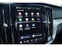 Volvo V60 T8 Plug-in hybrid AWD Ultra Dark | Panoramadak | Trekhaak | 360 graden camera | Head-up display | Verwarmbare voorstoelen, achterbank en stuurwiel | Premium audio by Harman Kardon