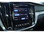 Volvo V60 T8 Plug-in hybrid AWD Ultra Dark | Panoramadak | Trekhaak | 360 graden camera | Head-up display | Verwarmbare voorstoelen, achterbank en stuurwiel | Premium audio by Harman Kardon