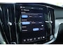 Volvo V60 T8 Plug-in hybrid AWD Ultra Dark | Panoramadak | Trekhaak | 360 graden camera | Head-up display | Verwarmbare voorstoelen, achterbank en stuurwiel | Premium audio by Harman Kardon