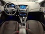 Ford Focus Wagon 1.5 ST-Line Trekhaak Xenon 100% Dealer onderhouden Mooi!