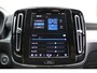 Volvo XC40 2.0 B4 Plus Dark | Trekhaak Semi-Elektrisch Inklapbaar | Elektrisch Verstelbare Stoelen Met Geheugen | Adaptieve Cruise Control | Pilot Assist | Google | Keyless | BLIS | Harman/Kardon | Stuurverwarming | Stoelverwarming | Parkeersensoren Voor & Achter incl. Achteruitrijcamera | 18-Inch Lichtmetalen Velgen |