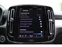 Volvo XC40 2.0 B4 Plus Dark | Trekhaak Semi-Elektrisch Inklapbaar | Elektrisch Verstelbare Stoelen Met Geheugen | Adaptieve Cruise Control | Pilot Assist | Google | Keyless | BLIS | Harman/Kardon | Stuurverwarming | Stoelverwarming | Parkeersensoren Voor & Achter incl. Achteruitrijcamera | 18-Inch Lichtmetalen Velgen |