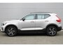 Volvo XC40 2.0 B4 Plus Dark | Trekhaak Semi-Elektrisch Inklapbaar | Elektrisch Verstelbare Stoelen Met Geheugen | Adaptieve Cruise Control | Pilot Assist | Google | Keyless | BLIS | Harman/Kardon | Stuurverwarming | Stoelverwarming | Parkeersensoren Voor & Achter incl. Achteruitrijcamera | 18-Inch Lichtmetalen Velgen |