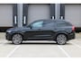 Volvo XC90 T8 Plug-in hybrid Ultra Dark Executive Edition | Bowers & Wilkins | Panoramadak | Luchtvering | Massagestoelen | Head-Up Display | Extra getint glas | 360 graden camera | Geventileerde voorstoelen | 22 inch. lichtmetalen velgen | Stoel-/ stuurwielverwarming | Verwarmde achterbank | Pilot assist