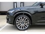 Volvo XC90 T8 Plug-in hybrid Ultra Dark Executive Edition | Bowers & Wilkins | Panoramadak | Luchtvering | Massagestoelen | Head-Up Display | Extra getint glas | 360 graden camera | Geventileerde voorstoelen | 22 inch. lichtmetalen velgen | Stoel-/ stuurwielverwarming | Verwarmde achterbank | Pilot assist
