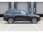 Volvo XC90 T8 Plug-in hybrid Ultra Dark Executive Edition | Bowers & Wilkins | Panoramadak | Luchtvering | Massagestoelen | Head-Up Display | Extra getint glas | 360 graden camera | Geventileerde voorstoelen | 22 inch. lichtmetalen velgen | Stoel-/ stuurwielverwarming | Verwarmde achterbank | Pilot assist