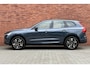 Volvo XC60 2.0 T6 Plug-in hybrid AWD Essential | Denim Blue metallic | Cardamom Nordico bekleding | 19 inch lichtmetalen velgen met all season banden | Adaptieve Cruise Control | Park Assist voor & achter met camera | Stoel- & stuurwielverwarming