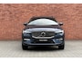 Volvo XC60 2.0 T6 Plug-in hybrid AWD Essential | Denim Blue metallic | Cardamom Nordico bekleding | 19 inch lichtmetalen velgen met all season banden | Adaptieve Cruise Control | Park Assist voor & achter met camera | Stoel- & stuurwielverwarming