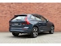 Volvo XC60 2.0 T6 Plug-in hybrid AWD Essential | Denim Blue metallic | Cardamom Nordico bekleding | 19 inch lichtmetalen velgen met all season banden | Adaptieve Cruise Control | Park Assist voor & achter met camera | Stoel- & stuurwielverwarming