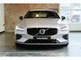Volvo V60 T8 Plug-in hybrid AWD Plus Dark | 360° Parkeercamera | Semi-Electrische Wegklapbare Trekhaak | Stoelverwarming | Stuurwielverwarming | Google infotainment | Parkeersensoren voor + achter | Lederen bekleding
