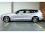 Volvo V60 T8 Plug-in hybrid AWD Plus Dark | 360° Parkeercamera | Semi-Electrische Wegklapbare Trekhaak | Stoelverwarming | Stuurwielverwarming | Google infotainment | Parkeersensoren voor + achter | Lederen bekleding