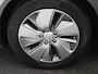 Hyundai Kona Electric EV Premium 64 kWh / Navigatie/ Warmtepomp / 3-Fase / Lederen bekleding / SoH 99,4% / Trekhaak / Lederen bekleding / 481 km WLTP/