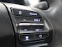 Hyundai Kona Electric EV Premium 64 kWh / Navigatie/ Warmtepomp / 3-Fase / Lederen bekleding / SoH 99,4% / Trekhaak / Lederen bekleding / 481 km WLTP/