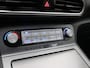 Hyundai Kona Electric EV Premium 64 kWh / Navigatie/ Warmtepomp / 3-Fase / Lederen bekleding / SoH 99,4% / Trekhaak / Lederen bekleding / 481 km WLTP/