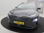 Hyundai Kona Electric EV Premium 64 kWh / Navigatie/ Warmtepomp / 3-Fase / Lederen bekleding / SoH 99,4% / Trekhaak / Lederen bekleding / 481 km WLTP/