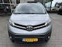 Toyota ProAce Electric LONG EXTRA RANGE DYNAMIC 75KWH 8-PERSOONS ROLSTOELAUTO VERLAAGD-INBOUW-OPRIJPLAAT 2x SCHUIFDEUR