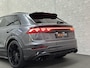 Audi Q8 60e Competition 490pk | 4WS | Massage | Carbon | Ventilatie | Valcona Leder+ Pakket | B&O Sound | 23'' | Alcantara hemel | Head-Up | Soft-Close | Panorama | 2x Memory | Trekhaak | Keyless-Entry | Luchtvering | Nieuw | Fabrieksgarantie.