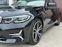 BMW 3-Serie 330i High Executive Automaat | Panoramadak, ACC, Leer, Trekhaak, Apple CarPlay, Stoelverw.- stuurverw., PDC, LED, 19"