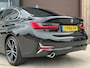 BMW 3-Serie 330i High Executive Automaat | Panoramadak, ACC, Leer, Trekhaak, Apple CarPlay, Stoelverw.- stuurverw., PDC, LED, 19"