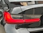 BMW 3-Serie 330i High Executive Automaat | Panoramadak, ACC, Leer, Trekhaak, Apple CarPlay, Stoelverw.- stuurverw., PDC, LED, 19"