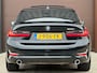 BMW 3-Serie 330i High Executive Automaat | Panoramadak, ACC, Leer, Trekhaak, Apple CarPlay, Stoelverw.- stuurverw., PDC, LED, 19"