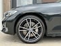 BMW 3-Serie 330i High Executive Automaat | Panoramadak, ACC, Leer, Trekhaak, Apple CarPlay, Stoelverw.- stuurverw., PDC, LED, 19"