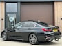 BMW 3-Serie 330i High Executive Automaat | Panoramadak, ACC, Leer, Trekhaak, Apple CarPlay, Stoelverw.- stuurverw., PDC, LED, 19"