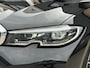 BMW 3-Serie 330i High Executive Automaat | Panoramadak, ACC, Leer, Trekhaak, Apple CarPlay, Stoelverw.- stuurverw., PDC, LED, 19"