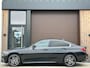 BMW 3-Serie 330i High Executive Automaat | Panoramadak, ACC, Leer, Trekhaak, Apple CarPlay, Stoelverw.- stuurverw., PDC, LED, 19"