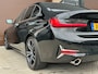 BMW 3-Serie 330i High Executive Automaat | Panoramadak, ACC, Leer, Trekhaak, Apple CarPlay, Stoelverw.- stuurverw., PDC, LED, 19"