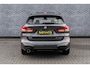 BMW X1 xDrive25e High Executive | M-Sport | Plug-in Hybrid (PHEV) | Panoramadak | LED Koplampen Adaptief | Cruise Control Adaptief | Achteruitrijcamera | Parkeerassistent | Head-up Display | Sportstoelen | Keyless Entry | Elektrische Achterklep | Navigatie