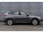 BMW X1 xDrive25e High Executive | M-Sport | Plug-in Hybrid (PHEV) | Panoramadak | LED Koplampen Adaptief | Cruise Control Adaptief | Achteruitrijcamera | Parkeerassistent | Head-up Display | Sportstoelen | Keyless Entry | Elektrische Achterklep | Navigatie