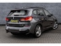 BMW X1 xDrive25e High Executive | M-Sport | Plug-in Hybrid (PHEV) | Panoramadak | LED Koplampen Adaptief | Cruise Control Adaptief | Achteruitrijcamera | Parkeerassistent | Head-up Display | Sportstoelen | Keyless Entry | Elektrische Achterklep | Navigatie