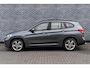 BMW X1 xDrive25e High Executive | M-Sport | Plug-in Hybrid (PHEV) | Panoramadak | LED Koplampen Adaptief | Cruise Control Adaptief | Achteruitrijcamera | Parkeerassistent | Head-up Display | Sportstoelen | Keyless Entry | Elektrische Achterklep | Navigatie