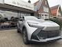 Toyota C-HR / C-HR+ 2.0 Plug-in Hybrid 220 Dynamic dodehoekdetectie / stoelverwarming / stuurwielverwarming / parkeersensoren voor + achter / Navigatie / Apple Carplay / Android Auto / parkeercamera / 10 jaar Toyota garantie / rijklaarprijs incl. Toyota Pechhulppas