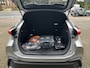 Toyota C-HR / C-HR+ 2.0 Plug-in Hybrid 220 Dynamic dodehoekdetectie / stoelverwarming / stuurwielverwarming / parkeersensoren voor + achter / Navigatie / Apple Carplay / Android Auto / parkeercamera / 10 jaar Toyota garantie / rijklaarprijs incl. Toyota Pechhulppas
