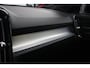Volvo XC40 B4 Plus Dark | Trekhaak | Verwarmbare voorstoelen en stuurwiel | Premium audio by Harman Kardon | Apple carplay/Android auto | Keyless |