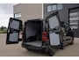 Opel Vivaro BLACK OPS | GEHEEL COMPLEET | HOUTEN VLOER EN WANDEN 3 PERSSONS | 2 DELIG ACHTER DEUREN | LADE SCHUIF BAK | 2.0D 180 PK S&S L2 H1 | FULL LED | SCHUIF DEUR | GEHEEL ZWART | MOOIE STOERE BUS |