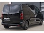 Opel Vivaro BLACK OPS | GEHEEL COMPLEET | HOUTEN VLOER EN WANDEN 3 PERSSONS | 2 DELIG ACHTER DEUREN | LADE SCHUIF BAK | 2.0D 180 PK S&S L2 H1 | FULL LED | SCHUIF DEUR | GEHEEL ZWART | MOOIE STOERE BUS |