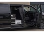 Opel Vivaro BLACK OPS | GEHEEL COMPLEET | HOUTEN VLOER EN WANDEN 3 PERSSONS | 2 DELIG ACHTER DEUREN | LADE SCHUIF BAK | 2.0D 180 PK S&S L2 H1 | FULL LED | SCHUIF DEUR | GEHEEL ZWART | MOOIE STOERE BUS |