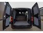 Opel Vivaro BLACK OPS | GEHEEL COMPLEET | HOUTEN VLOER EN WANDEN 3 PERSSONS | 2 DELIG ACHTER DEUREN | LADE SCHUIF BAK | 2.0D 180 PK S&S L2 H1 | FULL LED | SCHUIF DEUR | GEHEEL ZWART | MOOIE STOERE BUS |
