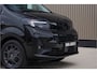 Opel Vivaro BLACK OPS | GEHEEL COMPLEET | HOUTEN VLOER EN WANDEN 3 PERSSONS | 2 DELIG ACHTER DEUREN | LADE SCHUIF BAK | 2.0D 180 PK S&S L2 H1 | FULL LED | SCHUIF DEUR | GEHEEL ZWART | MOOIE STOERE BUS |