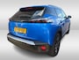 Peugeot e-2008 EV Allure Pack 50 kWh / SoH 91 % / Camera / Keyless / CarPlay / Half Leder / 17'' / Stoelverwarming / DAB / Cruise Control