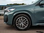 BMW iX1 eDrive20 67 kWh M Sport | SOH 100% | Trekhaak | Harman/Kardon | Keyless | LED | Camera | Navigatie | 18"