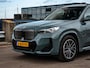 BMW iX1 eDrive20 67 kWh M Sport | SOH 100% | Trekhaak | Harman/Kardon | Keyless | LED | Camera | Navigatie | 18"