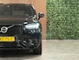 Volvo XC90 T8 AWD Recharge R-Design | Luchtvering | Trekhaak | 360 Camera | Harman Kardon | Schuifdak | Head-Up Display | Adaptieve Cruise Control | Stoel en Stuurwielverwarming | Pilot Assist | BLIS Dode Hoek Detectie | 20 Inch | Full LED Meesturende koplampen | Gelamineerde/geluidwerende zijruiten | Elektrische voorstoelen geheugen | R-Design Leder Contourstoelen met alcantara en wit stiksel en bies | Zitting verlenging voorstoelen | Lederen Dashboard | Keyless Drive | Parkeersensoren voor+achter | Privacy Glass | Elektrisch bedienbare achterklep | Geïntegreerde zongordijnen achterportieren | Geïntegreerd kinderzitje achterin | 7-Persoons | 4-Zone Climate Control | DAB Radio | Apple Carplay/Android Auto | Volvo On Call met mobiele App functie | Onyx Black Metallic |